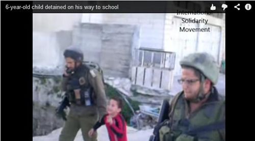 La police des 'frontières israéliennes' détient un enfant de 6 ans à Hébron et un colon agresse le militant qui filme la scène (vidéos)